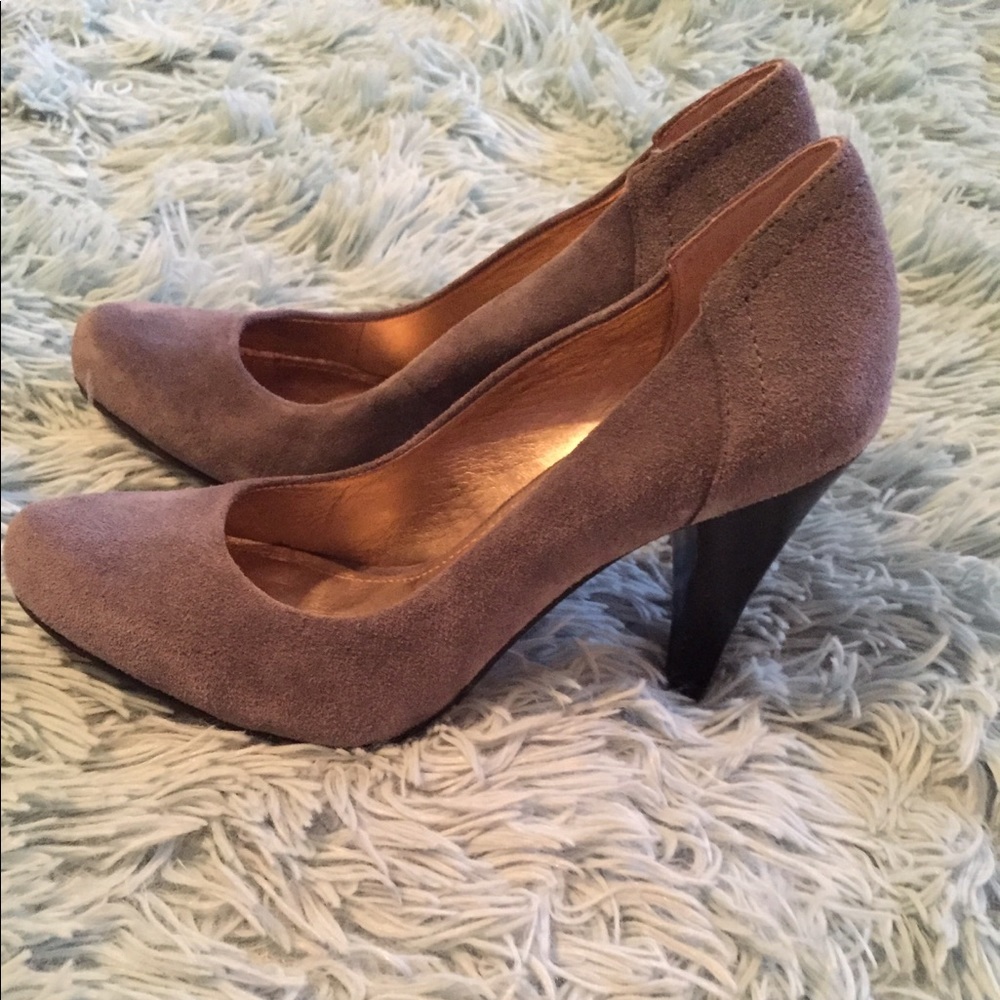 BCBG Eneraction gray suede heels